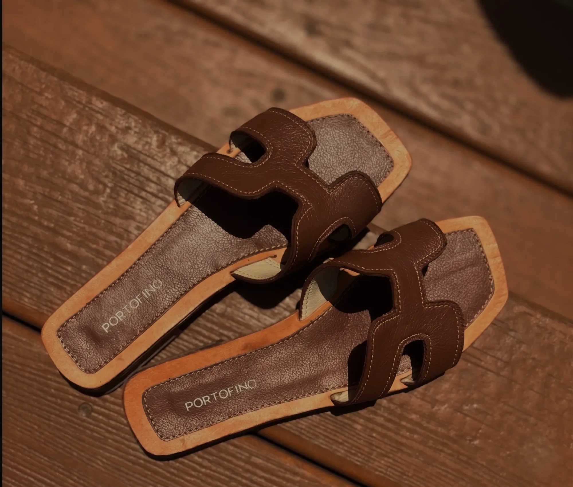 Sandalias de cuero sobre una mesa de madera