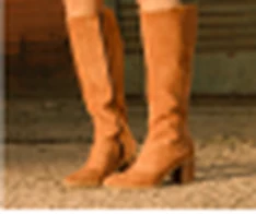 Detalle de un par de botas color camel